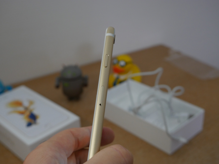iPhone 6s Plus : tranche latérale droite