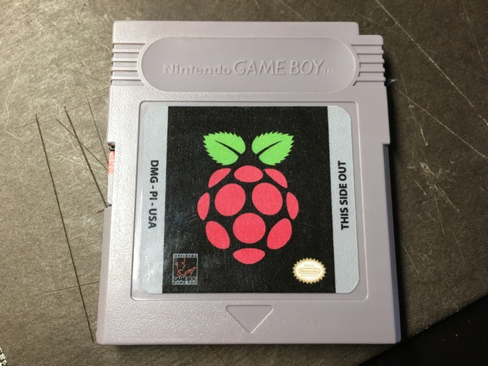 Game Boy Zero : le logo Raspberry Pi sur la cartouche