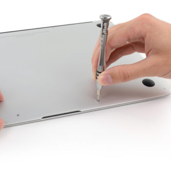 ifixit demonte le macbook air 2013 offrant un faible score de reparation 1