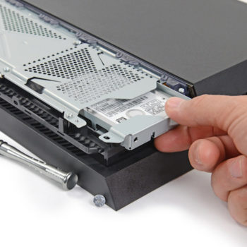 ifixit revele quil est tres facile de reparer la ps4 et ajouter un nouveau disque dur 1