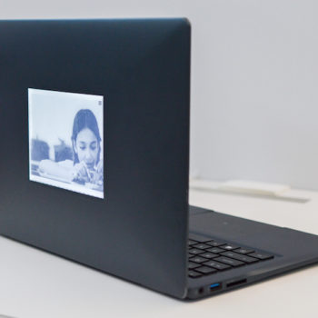 intel montre un ordinateur portable avec un second ecran e ink sur le capot 1