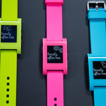 la smartwatch pebble est desormais disponible en differents coloris 1