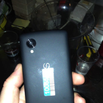 le lg nexus 5 se devoile dans une video enregistree dans un bar et annonce le 14 octobre avec kitkat 1