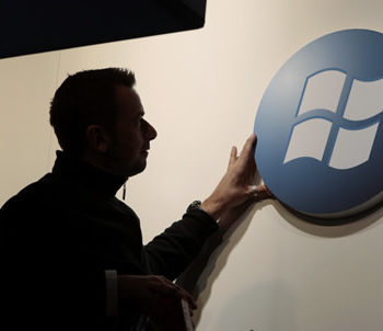 microsoft paie un expert en piratage 100 000 dollars pour reperer les defauts de securite de windows 11