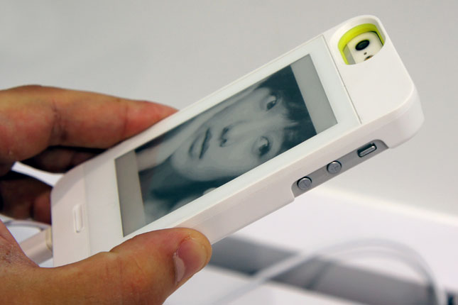 mwc14 inkcase offre un ecran de e ink a larriere de votre smartphone 1