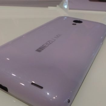 mwc14 premier coup doeil sur les deux premiers smartphones ubuntu 1