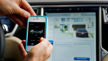 presentation de licar elon musk confirme que tesla est en pourparlers avec apple 1