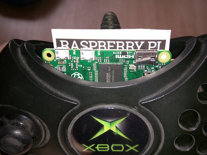 raspberry pi zero dans une manette de xbox 1