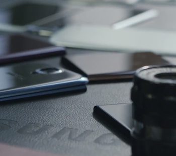 un galaxy f avec un chassis metallique presente aux cotes du galaxy s5 1