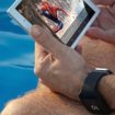 une image montre une mini tablette sony et la nouvelle smartwatch 3 1