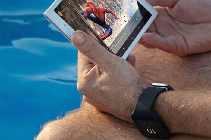 une image montre une mini tablette sony et la nouvelle smartwatch 3 1