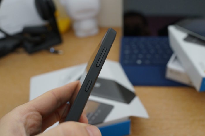 Lumia 550 : tranche latérale droite