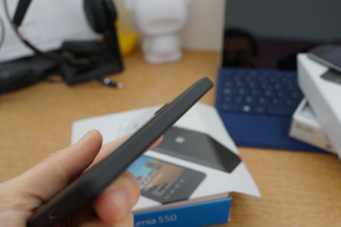 Lumia 550 : tranche latérale gauche