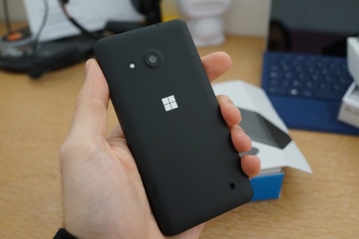 Test du Microsoft Lumia 550 : une option abordable pour les productifs 51 Lumia 550 : vue de dos