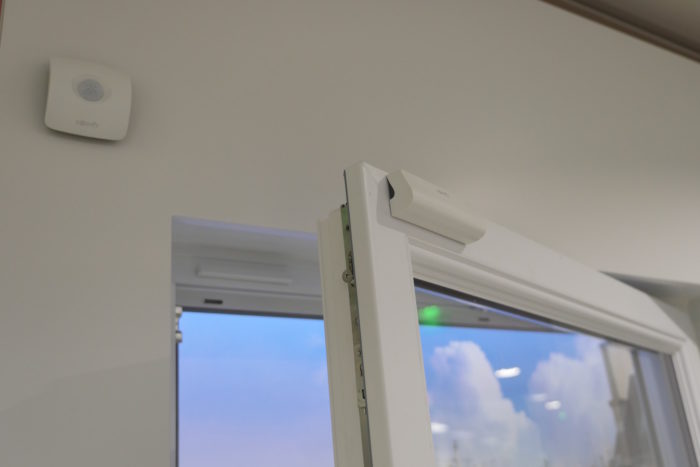 Test de la TaHoma Serenity de Somfy : l'expérience d'une maison connectée 61 TaHoma Serenity : détecteur installé