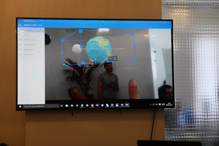 Microsoft HoloLens : interaction avec un hologramme