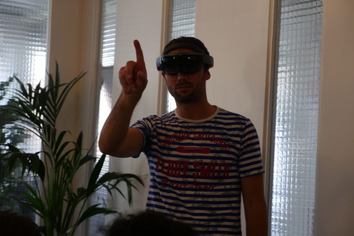 Tout le monde peut acheter un casque Microsoft HoloLens. Attention, ça pique ! 48 Microsoft HoloLens : pour contrôler les hologrammes quelques gestes sont nécessaires
