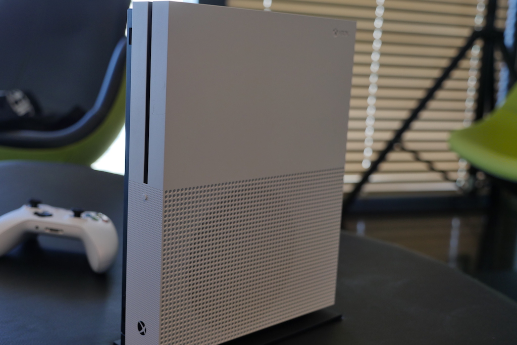 La Xbox One S se tient debout