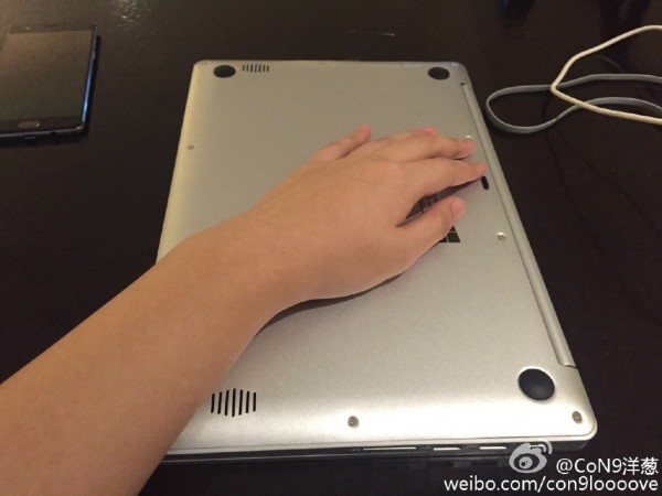 Vue de dessous de l'ordinateur portable de Xiaomi ?