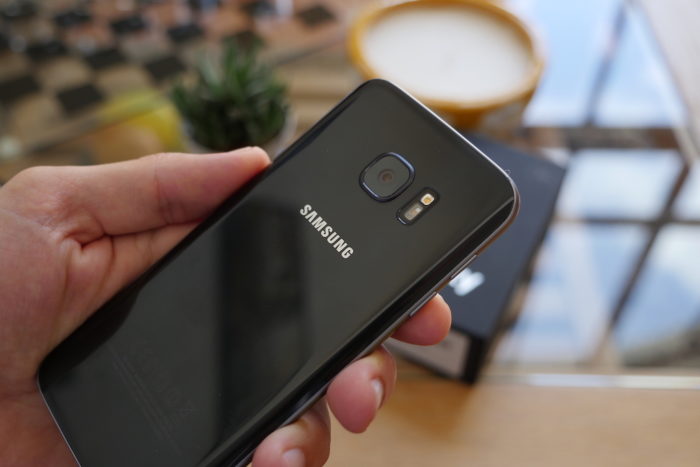 Test du Samsung Galaxy S7 : le fleuron 2016 venu de Corée 52 Samsung Galaxy S7 : des bords légèrement inclinés à l'arrière
