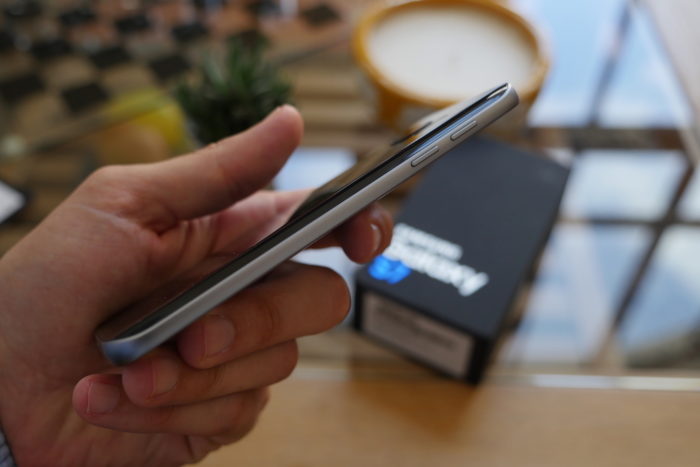 Test du Samsung Galaxy S7 : le fleuron 2016 venu de Corée 54 Samsung Galaxy S7 : vue de droite