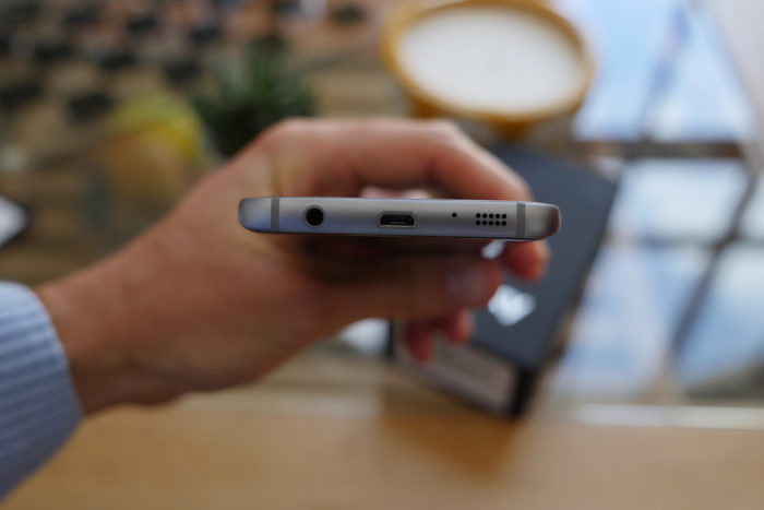 Test du Samsung Galaxy S7 : le fleuron 2016 venu de Corée 56 Samsung Galaxy S7 : vue de dessous