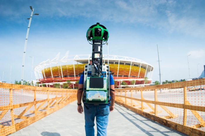 Un technicien Google Trekker capture des images à 360° dans le Parc olympique de Rio