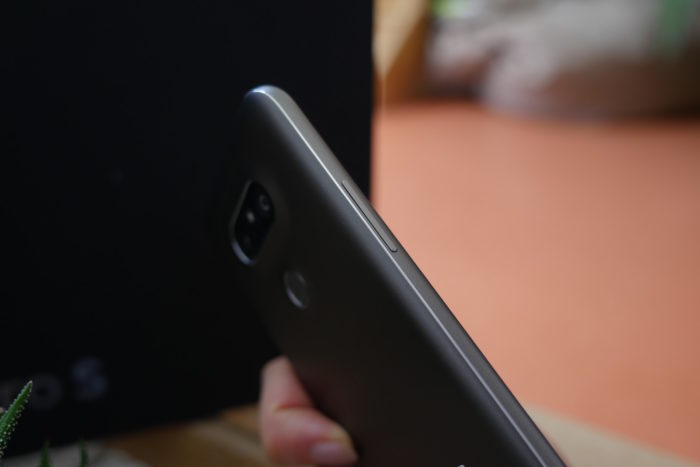 Test du LG G5 : un smartphone qui se démarque d'une industrie homogène ... 50 LG G5 : vue de gauche