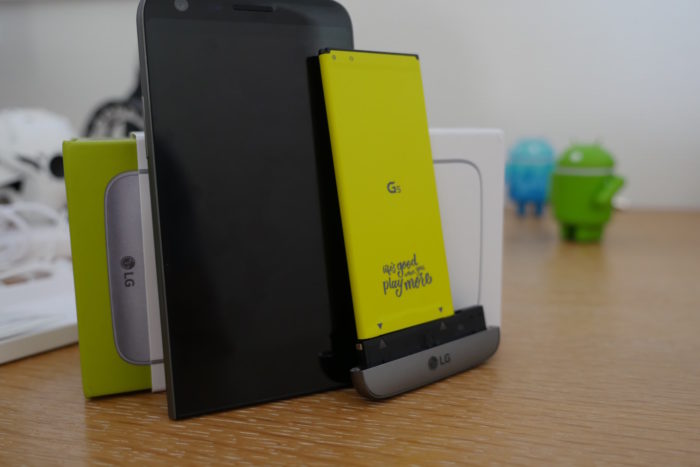 Test du LG G5 : un smartphone qui se démarque d'une industrie homogène ... 57 La batterie est amovible, ce qui est une bonne chose