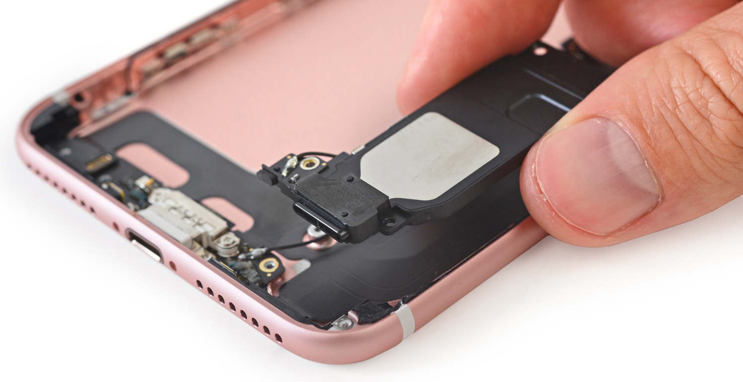Les entrailles de l'iPhone 7 responsable d'un "noisegate" ?