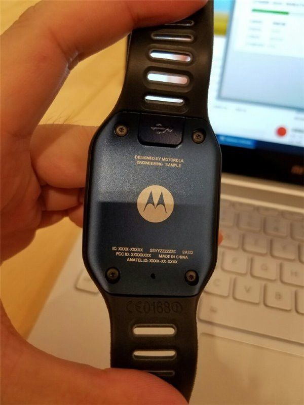 Au lieu d'être ronde, la Moto 360 de Motorola aurait pu être carrée 46 moto 360 prototype 3