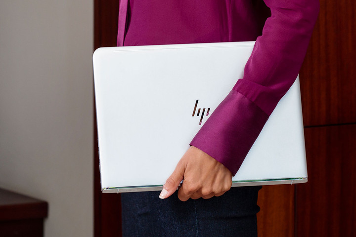 HP sort une nouvelle gamme de produits premium Envy : Spectre x360, Envy 13... 57 hp envy 13 lifestyle 1 720x480 c