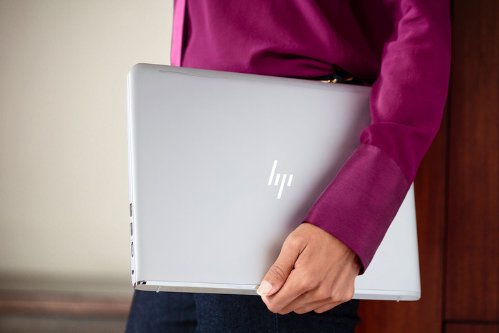 HP sort une nouvelle gamme de produits premium Envy : Spectre x360, Envy 13... 58 hp envy 13 lifestyle 2 720x480 c