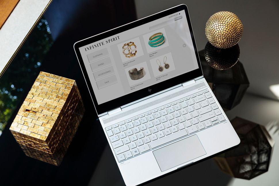 HP sort une nouvelle gamme de produits premium Envy : Spectre x360, Envy 13... 51 hp spectre 13 3 lifestyle 2 2 970x647 c