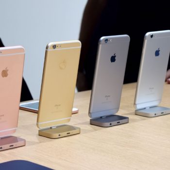 iphone 6s hands on backs 1500x1000