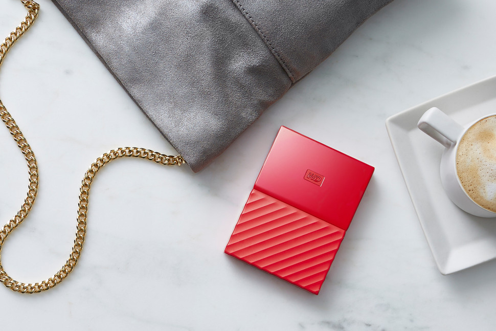 Les disques durs externes My Passport et My Book s'offrent un nouveau look 51 wd mypassportpc red tabletop hires 970x647 c