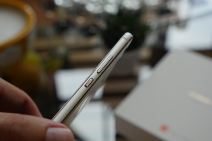 Test du Huawei P9 : le smartphone greffé Leica est-il intéressant ? 54 Huawei P9 : vue de droite