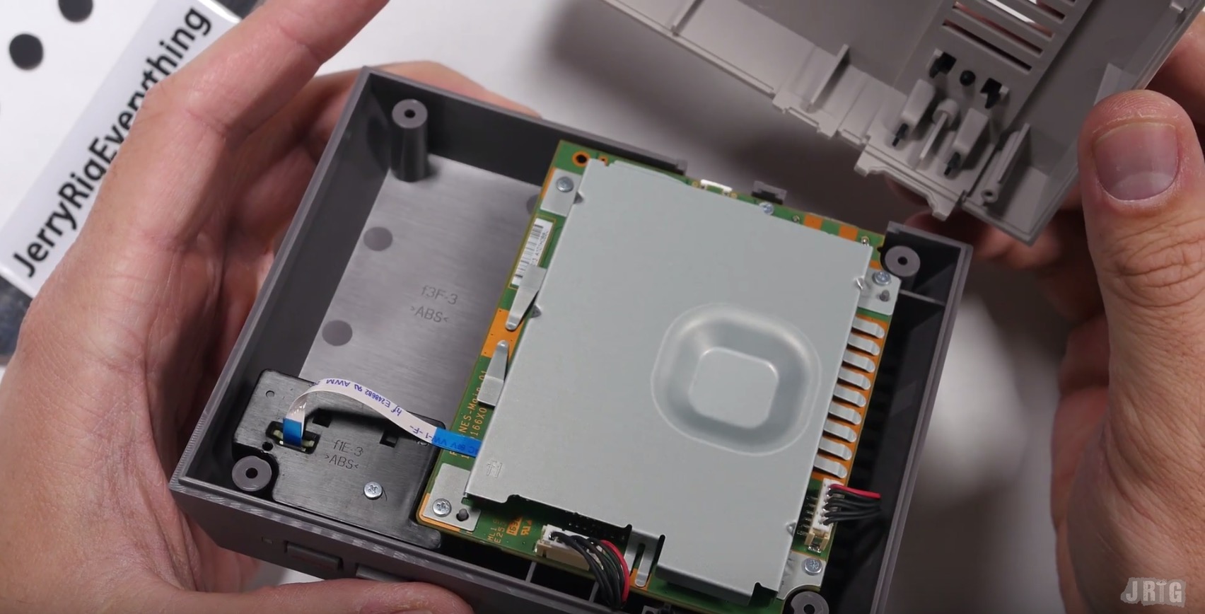 Le démontage de la Nintendo Classic Mini révèle des composants assez simples