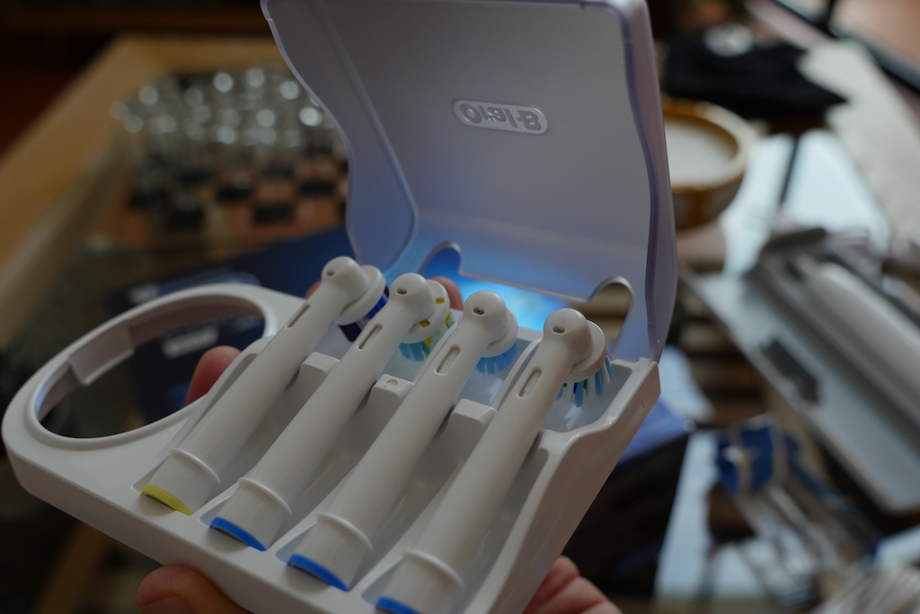 Test de la Oral-B Genius 9000 : la brosse à dents électrique ultime 53 Diverses brossettes sont incluses dans la boîte