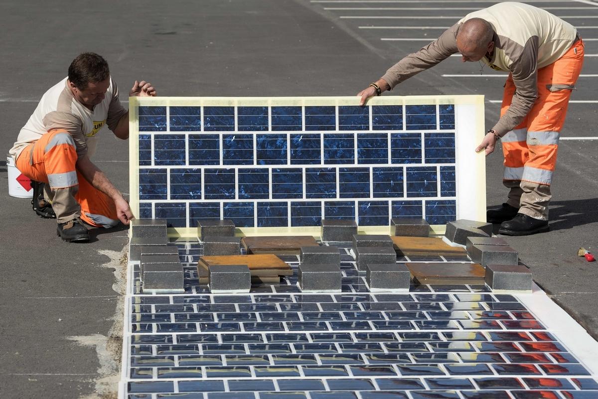 Tous les yeux rivés sont rivés sur la première route solaire en Normandie ! 45 Wattway par COLAS Joachim Bertrand.7 1