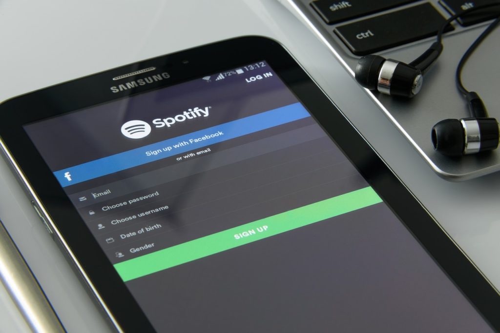 music on your smartphone 1796117 1280