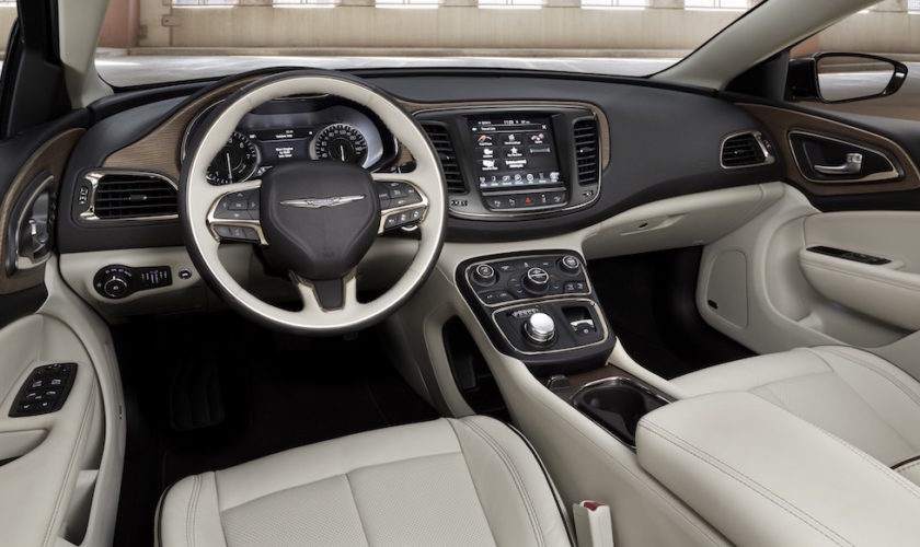 Google et Fiat-Chrysler vont apporter Android Nougat dans le tableau de bord 70 Chrysler 200C 2015 interior high