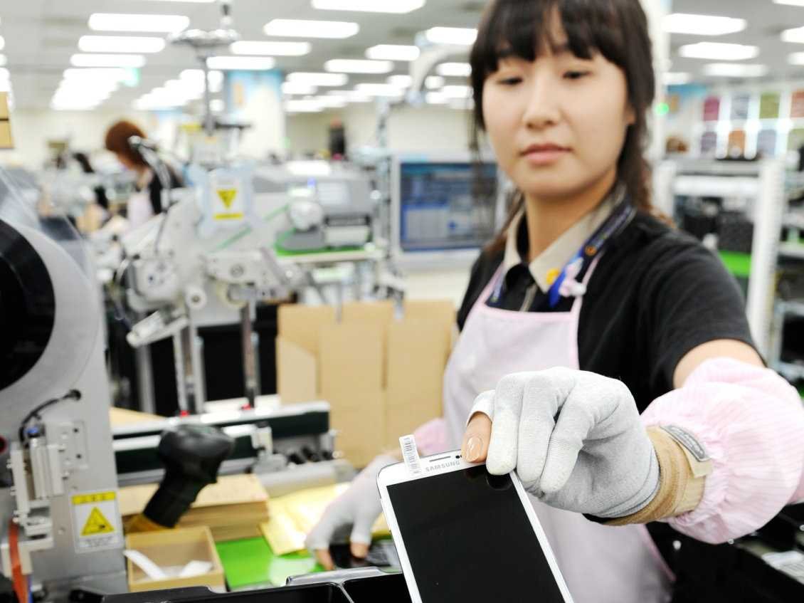 samsung gumi factory worker with galaxy s5 1