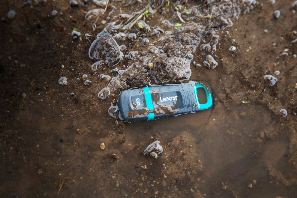 La clé JumpDrive Tough de Lexar est durable et résistante aux circonstances extrêmes 50 Lexar JumpDrive Tough Featured