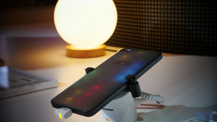 Prise en main du Alcatel A5 : une coque à LED multicolores