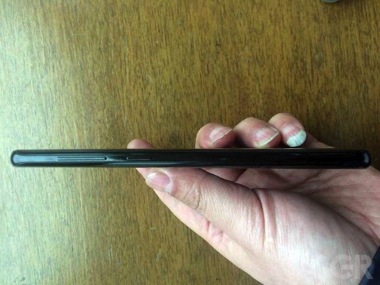 Galaxy S8 : de nouvelles images montrent le smartphone sur tous ses angles 53 samsung galaxy s8 live images leak again showing carrier variant 513455 5