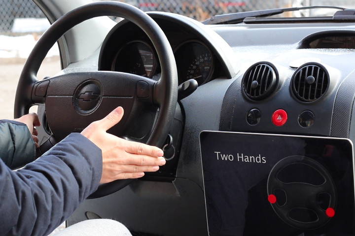 Electrick, une bombe de peinture qui transforme n'importe quel objet en surface tactile 60 steeringwheel 720x480 c