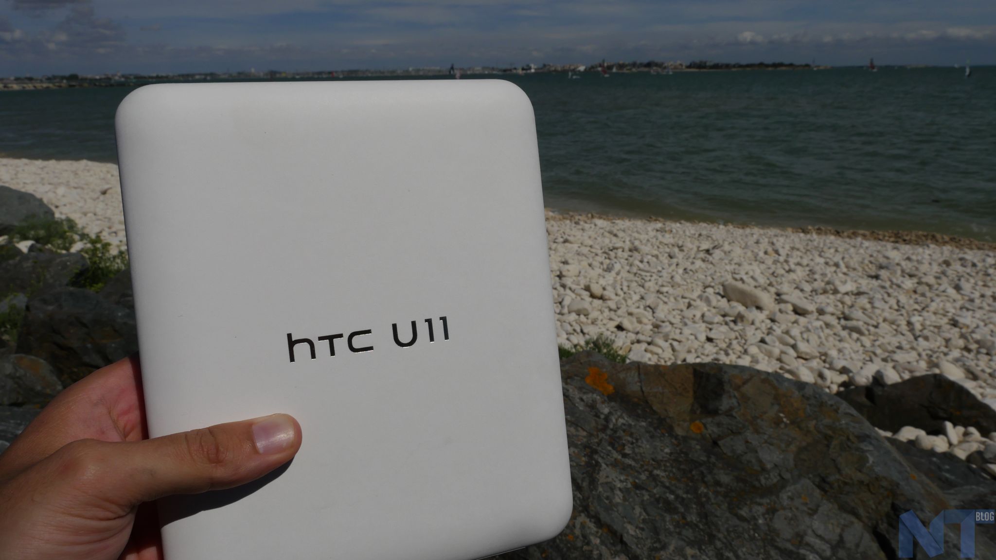 Test HTC U11 : le téléphone réagit à la pression, et a une superbe caméra