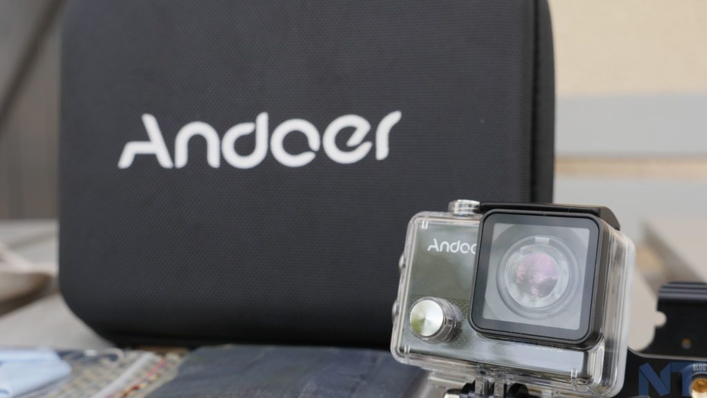 Test de la caméra d'action Andoer 4K : simplement bon marché 9 Caméra Andoer logée dans son boîtier étanche transparent, posée devant l'étui de transport noir