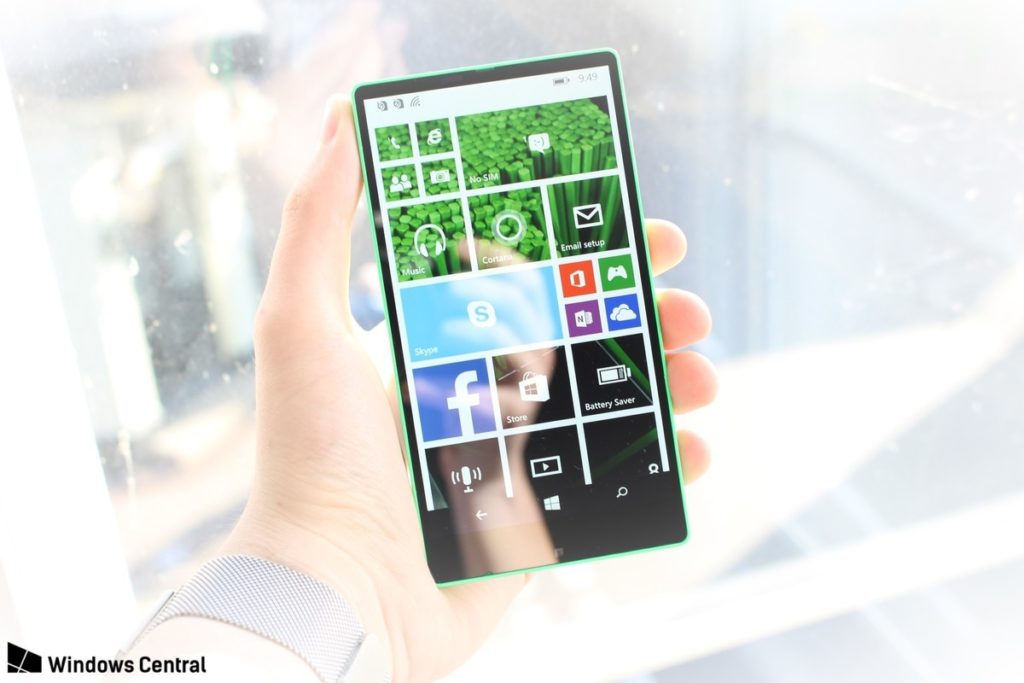 Microsoft avait aussi imaginé un Windows Phone sans bords en ... 2014 59 LD2FR Hand 0